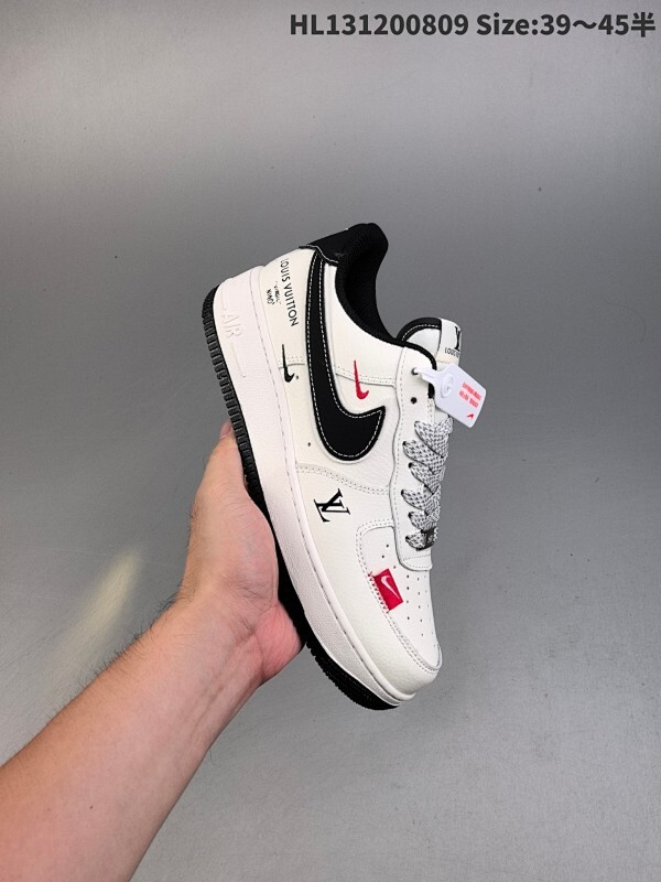 集合  耐克 Nike Air Force 1 ’07 空军一号低帮百搭休闲运动板鞋。柔软、弹性十足的缓震性能和出色的中底设计