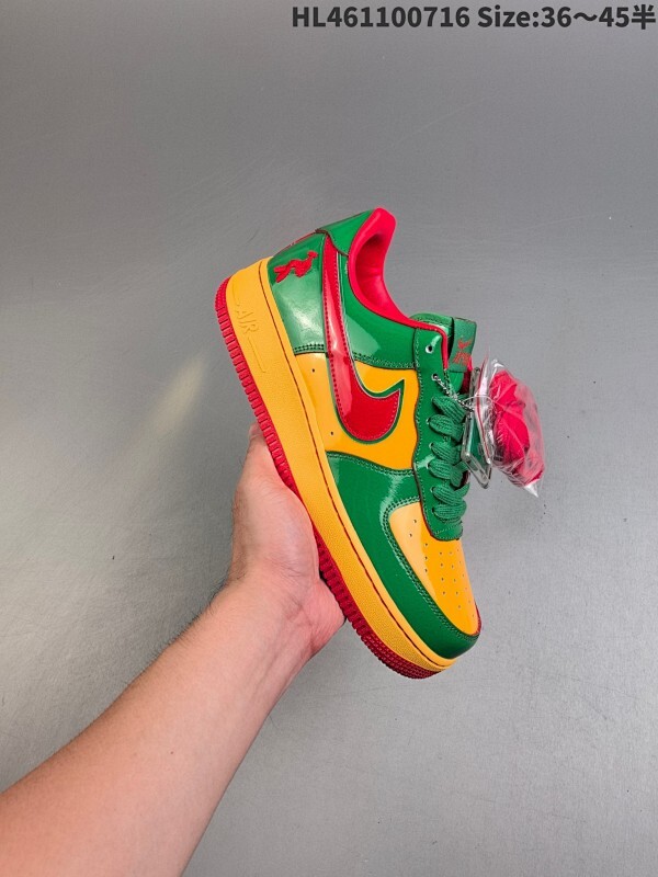 公司级✅耐克Nike AIR FORCE 1‘07 空军一号低帮百搭休闲运动板鞋。柔软、弹性十足的缓震性能和出色的中底设计