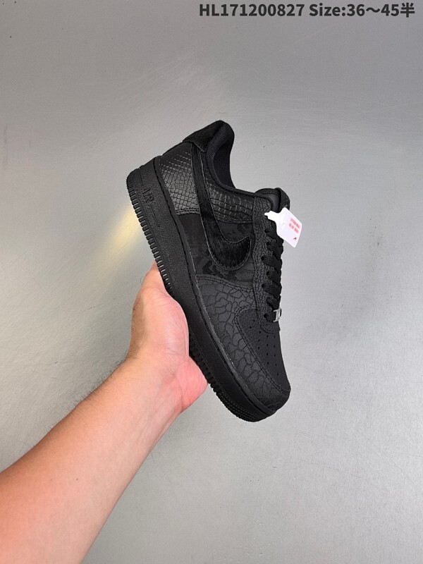 ✅耐克Nike AIR FORCE 1’07空军一号低帮百搭休闲运动板鞋。柔软、弹性十足的缓震性能和出色的中底设计