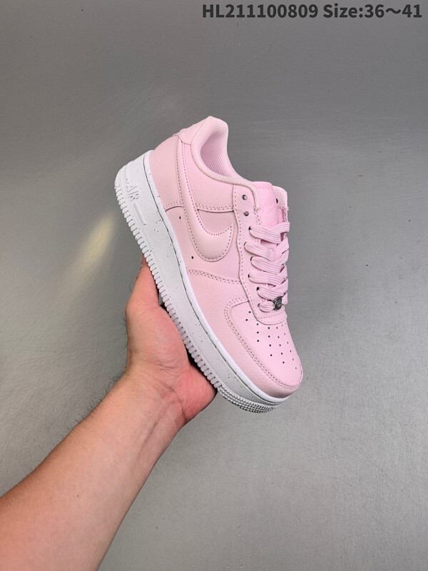 耐克 Nike Air Force 1 ’07 空军一号低帮百搭休闲运动板鞋。柔软、弹性十足的缓震性能和出色的中底设计