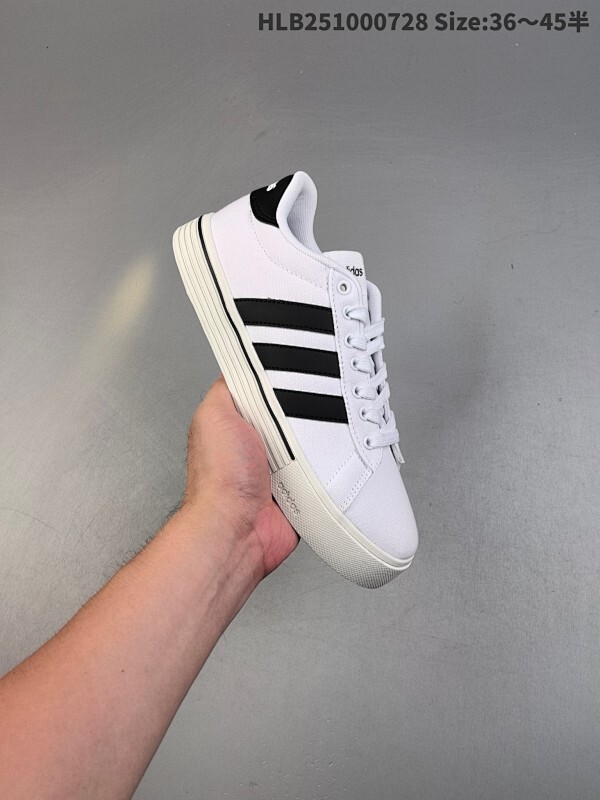 集合 阿迪达斯Adidas DAILY 4.0 阿迪达斯 舒适百搭 低帮 板鞋融合了复古与现代风格 简约而富有质感