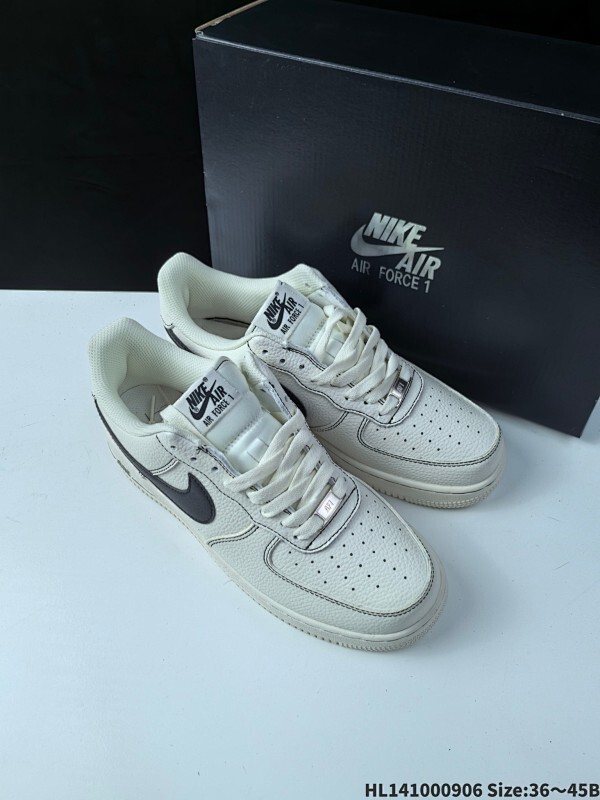 真标✅耐克Nike AIR FORCE 1’07空军一号低帮百搭休闲运动板鞋。柔软、弹性十足的缓震性能和出色的中底设计