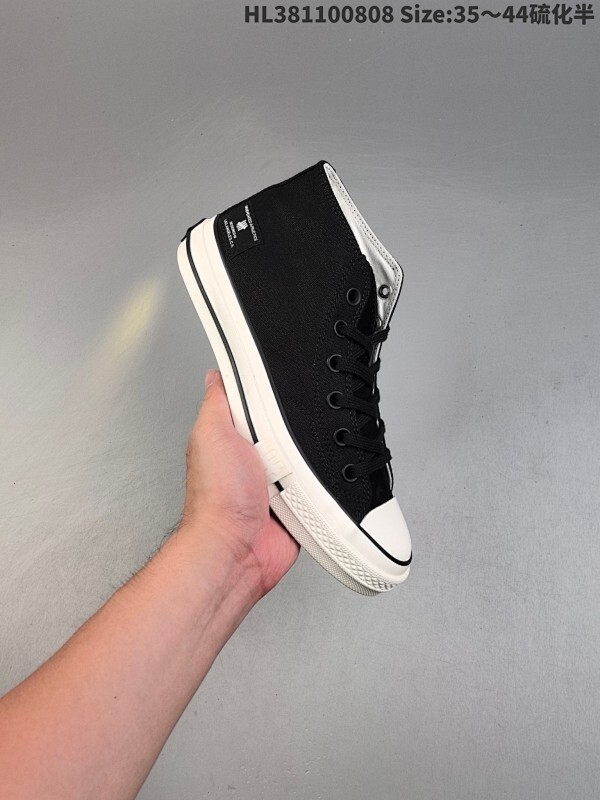 “高低”得让UNDEFEATED来双经典中帮✌️ 经典匡威再度携手UNDEFEATED 带来街头友友最爱的联名鞋款 