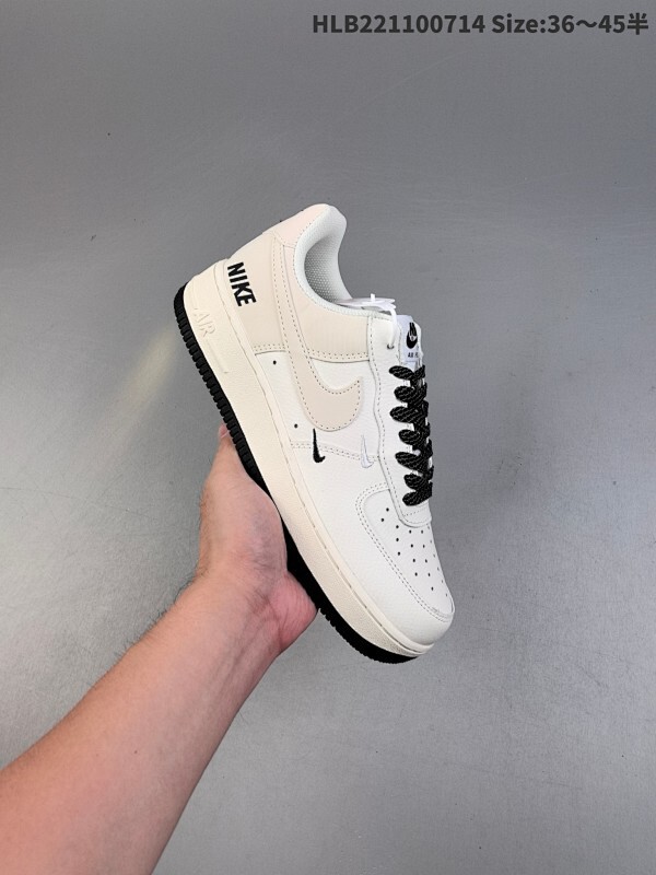 真标✅耐克Nike Air Force 1“07 LV8空军一号低帮百搭休闲运动板鞋。柔软、弹性十足的缓震性能和出色的中底设计