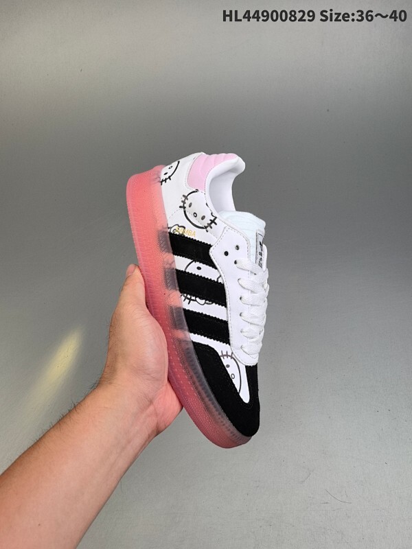 集合一  Addis Original Samba XLG 复古单品 复古桑巴板鞋 这款桑巴鞋展示了高质量的工艺 带有装饰的超锁缝制和无缝的手感 柔软