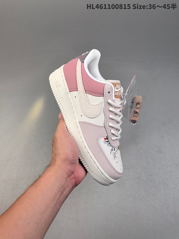 真标✅耐克Nike AIR FORCE 1’07空军一号低帮百搭休闲运动板鞋。柔软、弹性十足的缓震性能和出色的中底设计