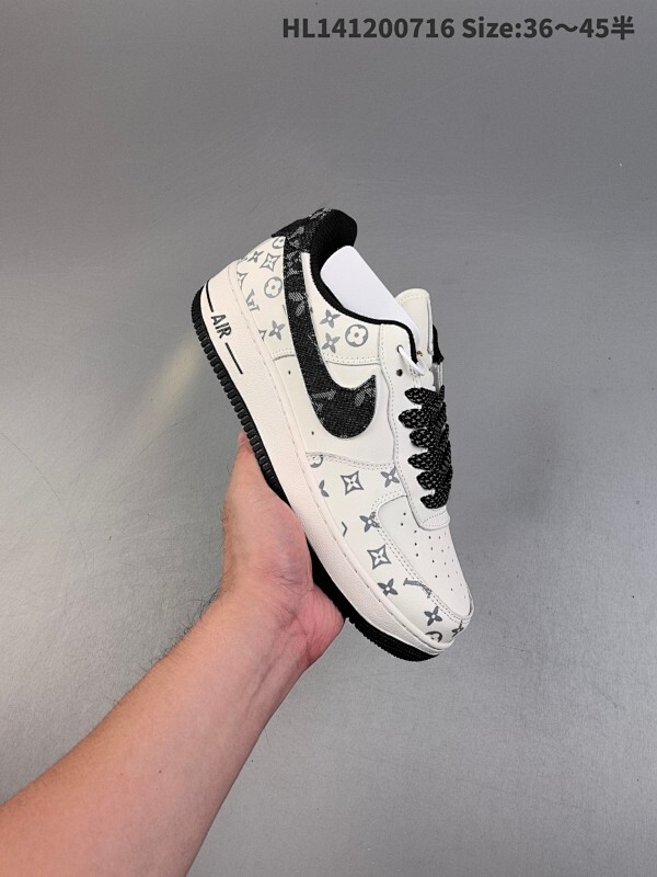 ✅耐克Nike AIR FORCE 1‘07 空军一号低帮百搭休闲运动板鞋。柔软、弹性十足的缓震性能和出色的中底设计