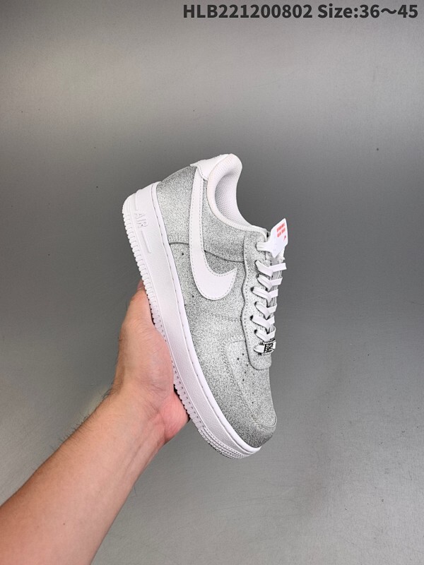 集合 真标！耐克Nike Air Force 1“07空军一号低帮百搭休闲运动板鞋。柔软、弹性十足的缓震性能和出色的中底设计