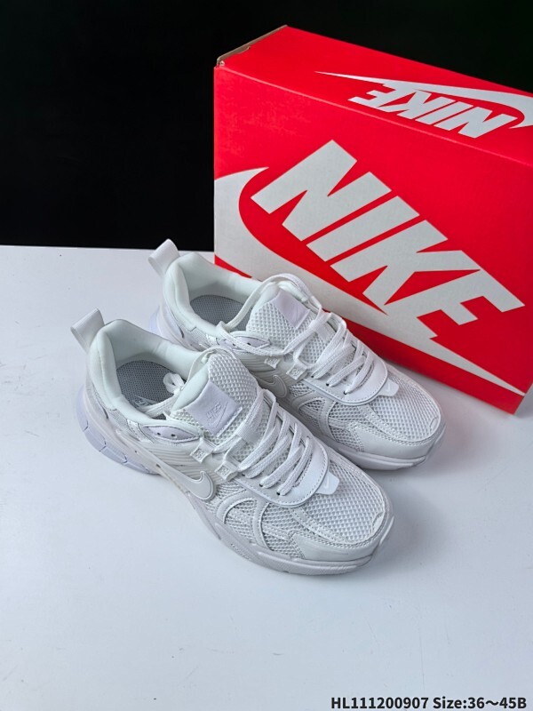真标✅耐克NIKE V2K RUN跑步鞋复古风潮 网面透气运动鞋 灰银紧致的鞋面材质提供良好的包裹性鞋侧