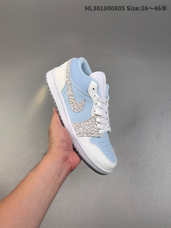 Air Jordan 1 Low 低帮 白蓝爆裂纹 AJ1 乔丹1代 aj1 乔1 低邦 白蓝 乔丹篮球鞋系列 整双鞋以白色和蓝色呈现