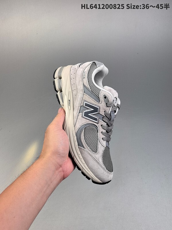 集合 ✅New Balance 2002R 复古单品 热门复古鞋型New Balance 2002R，近日又曝出一款全新配色并释出官图。整双鞋采用棕色和米色主打，非常适合秋季