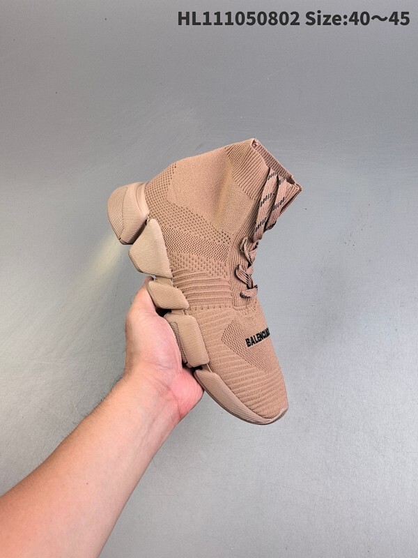 巴黎世家Balenciaga 巴黎袜子鞋 太多的词汇来形容这款鞋子了 轻便 舒适穿着方便让它备受青睐