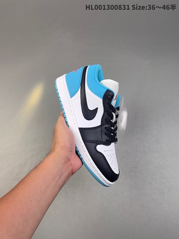 头层带半码 Air Jordan 1 Low 低帮 黑曜石 AJ1 乔丹1代 aj1 乔1 低邦 蓝白粉 乔丹篮球鞋系列 整双鞋在配色方面延续了早前的构色方案