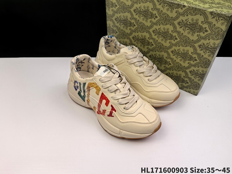集合 古驰老爹鞋来袭采用厚实鞋底和沉稳结构的设计，从80年代印花中汲取灵搭配的复古 Gucci Logo 以老爹鞋 Rhyton 的复古感