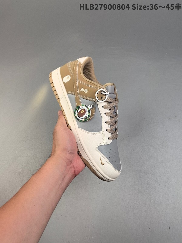 集合  特价福利NIKE DUNK SB LOW 全新配色  定制Dunk SB顾名思义，具有经典的Dunk血缘，又注入了更多的时尚元素。相较于普通的Dunk滑板鞋