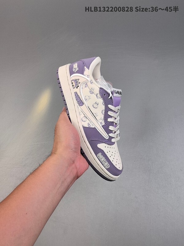 Fragment x Travis Scott x Labubu Air Jordan 1 Low 三方联名倒钩 aj1 乔1 全新的三方联名低帮倒钩鞋面延续了黑脚趾设计