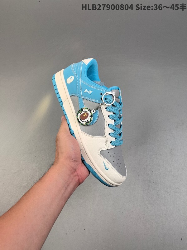 特价福利NIKE DUNK SB LOW 全新配色  定制Dunk SB顾名思义，具有经典的Dunk血缘，又注入了更多的时尚元素。相较于普通的Dunk滑板鞋