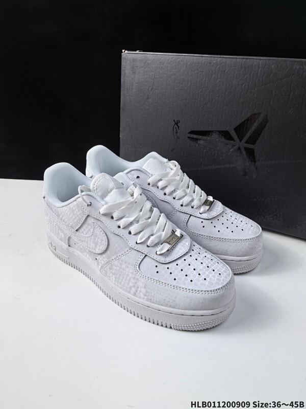 ✅耐克Nike AIR FORCE 1‘07 空军一号低帮百搭休闲运动板鞋。柔软、弹性十足的缓震性能和出色的中底设计