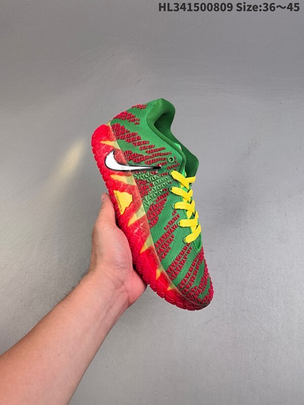 NIKE JA3 EP 莫兰特三代低帮篮球鞋 以鲜艳明亮的色调脱颖而出。鞋舌上醒目地展示着 “ JA ” 标志，而后跟上的 “ 12 ：AM ”