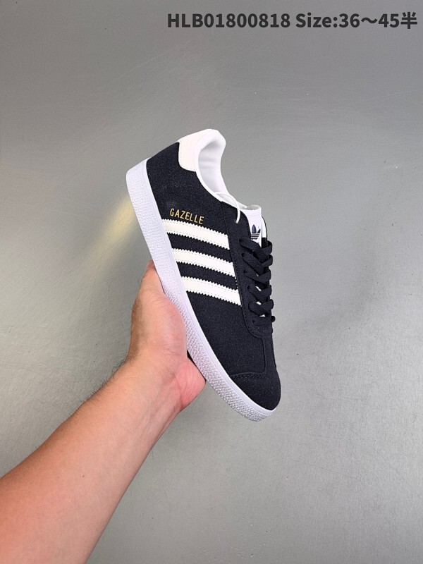 Adidas/阿迪达斯 德训系列 男女鞋半码制，升级原楦开发版型，采用翻毛皮鞋面材质