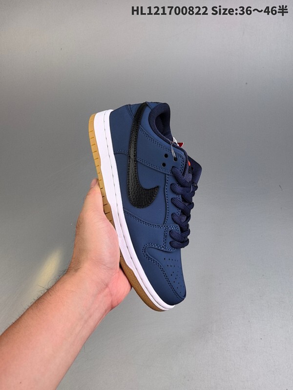 集合  Nike SB Dunk Low Pro ISO Lilac 丁香紫 此款Dunk SB Low 采用淡紫色飞织网面编织而成，鞋头运用丁香紫色磨砂皮制成