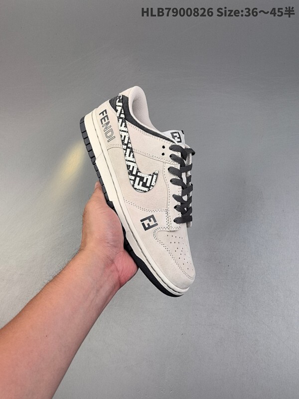 特价 NIKE DUNK SB LOW 全新配色 猿人头联名 定制Dunk SB顾名思义，具有经典的Dunk血缘，又注入了更多的时尚元素