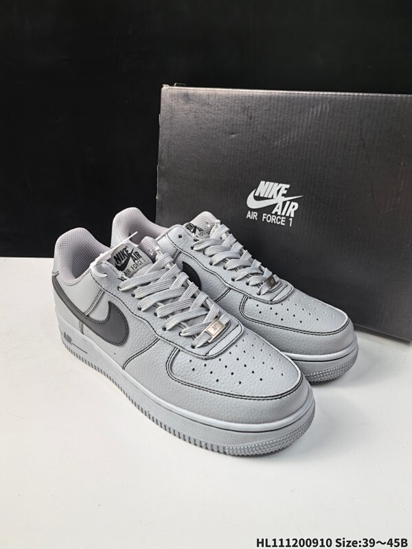 集合  公司级✅耐克Nike AIR FORCE 1’07空军一号低帮百搭休闲运动板鞋。柔软、弹性十足的缓震性能和出色的中底设计