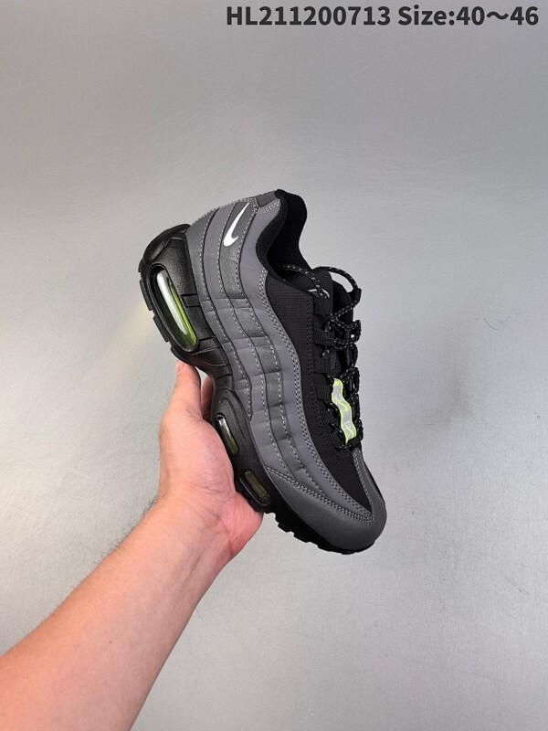 ✅NIKE AIR MAX 95 SP 耐克 气垫复古慢跑百搭鞋休闲运动鞋 这双鞋采用前脚掌开窗式气垫 这种设计在当时是前所未有的