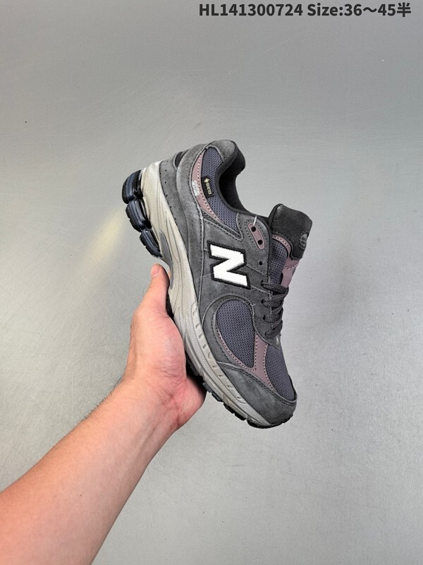New Balance 2002R 复古单品 新百伦经典配色 沿袭了面世之初的经典科技，以ENCAP中底配以升级版N-ERGY缓震物料