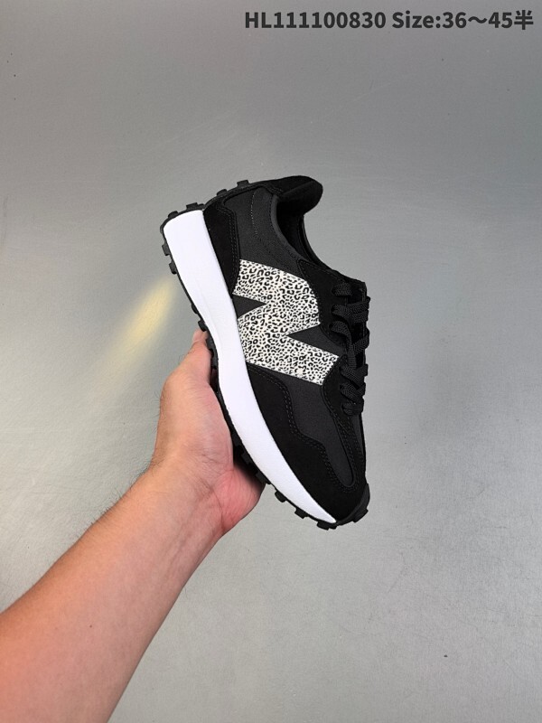 集合 New Balance MS327 复古休闲运动慢跑鞋 以更纯粹的复古风格设计打造的全新造型 侧身还以解构设计 将 N 字标志以做旧压花样式呈现