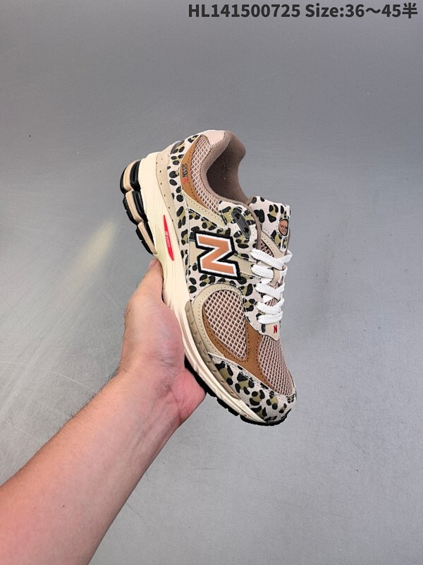 New Balance 2002 复古单品 鞋款延续了经典科技，升级版N-ERGY缓震物料机能与材质上脚太舒适了