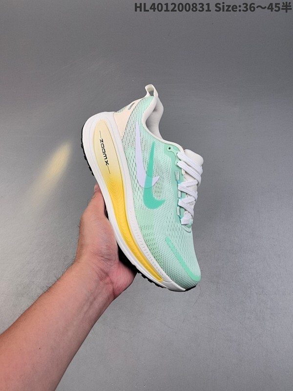 公司级✅Nike VOMERO 18 耐克 舒适减震防滑 低帮跑步鞋 全掌ReactX泡绵中底 前掌和后跟还配备了Air Zoom气垫单元 据说跑起来更快更舒适哦