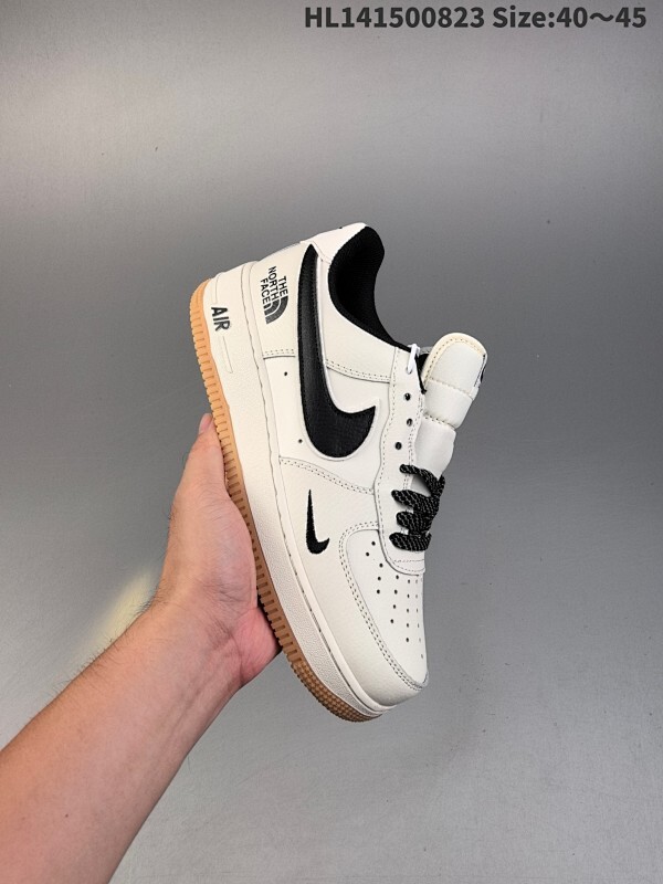 集合 耐克Nike AIR FORCE 1‘07 空军一号低帮百搭休闲运动板鞋。柔软、弹性十足的缓震性能和出色的中底设计