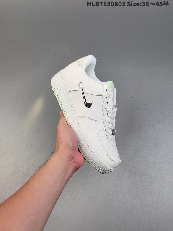 真标✅耐克Nike Air Force 1“07空军一号低帮百搭休闲运动板鞋。柔软、弹性十足的缓震性能和出色的中底设计