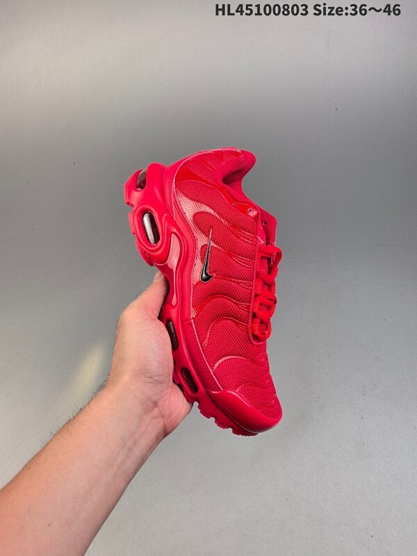 耐克 Nike Air Max Plus是Nike旗下另类鞋款的代表，TN 它诞生于1996年，是第一款使用TunedAir气垫的跑鞋