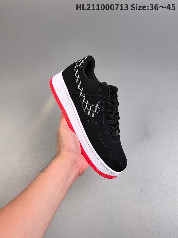 耐克 Nike Air Force 1 ’07 空军一号低帮百搭休闲运动板鞋。柔软、弹性十足的缓震性能和出色的中底设计