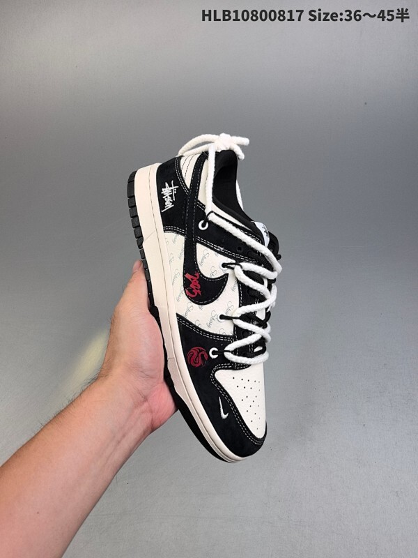 集合特价  NIKE DUNK SB LOW 全新配色  定制Dunk SB顾名思义，具有经典的Dunk血缘，又注入了更多的时尚元素。相较于普通的Dunk滑板鞋