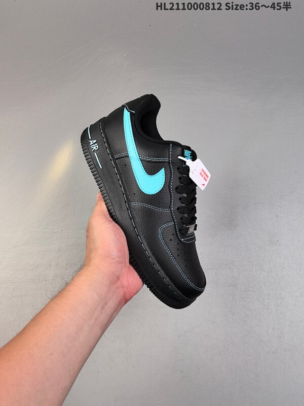 真标✅耐克Nike AIR FORCE 1’07空军一号低帮百搭休闲运动板鞋。柔软、弹性十足的缓震性能和出色的中底设计