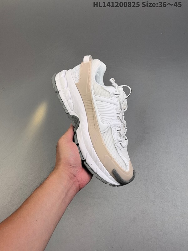 耐克Nike Zoom Vomero Roam马拉松复古跑五代休闲运动慢跑鞋 厚底增高老爹鞋。采用环保纤维革饰片组合网眼布鞋面材质