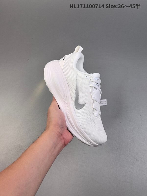 真标✅Nike VOMERO 18 耐克 舒适减震防滑 低帮跑步鞋 全掌ReactX泡绵中底 前掌和后跟还配备了Air Zoom气垫单元