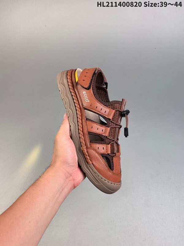 集合  ECCO/爱步 采用耐磨牛巴革组合透气可调节织带鞋面材质，耐弯折橡胶大底，正确原盒包装吊牌