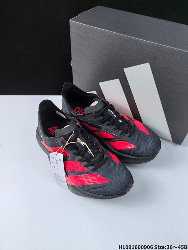 阿迪达斯Adidas Adizero Pro Evo 4 M 联名款超轻透气缓震跑鞋   全掌碳板整体外观造型与adiZero Adios Pro EVO 1非常相似
