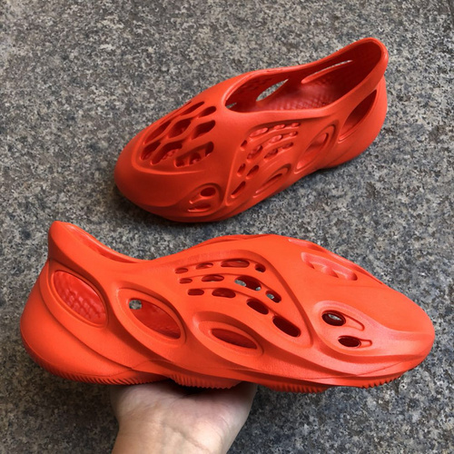 В сети появились фото кроссовок Yeezy Foam Runner.
