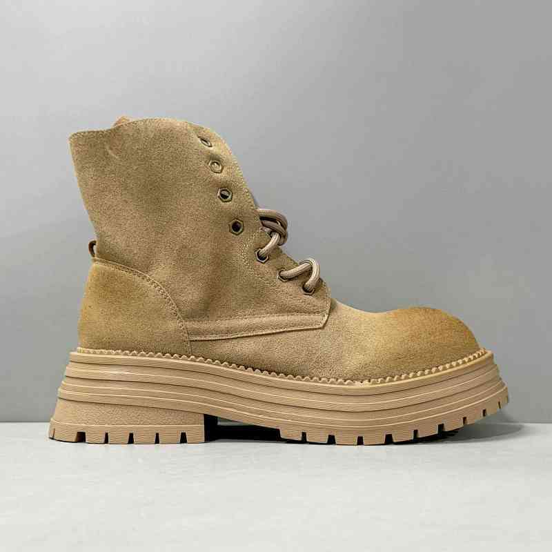 BK版本 MiuMiu-沙茶色 MiuMiu缪缪新品 秋冬穿搭灵魂  微翘大头鞋 增高5CM但完全不重 头层麂皮绒材质  可外翻两穿马丁靴 渐变做旧效果