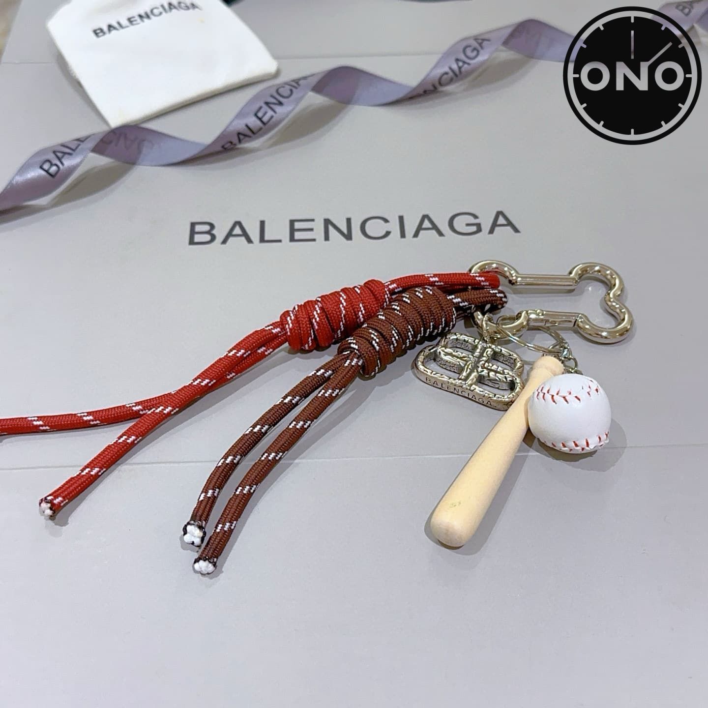 balenciaga-clasp_78_2.jpg