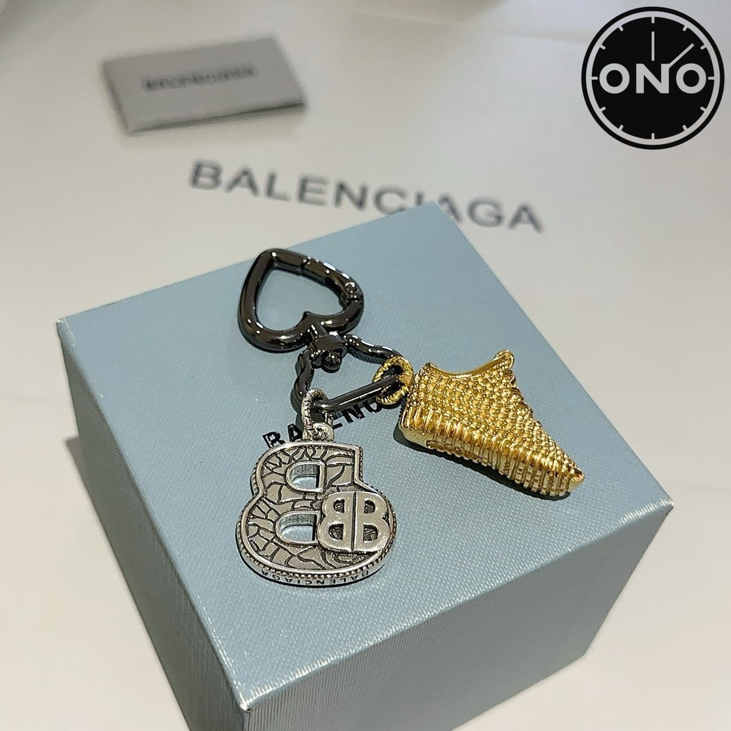 balenciaga-clasp_34_4.jpg
