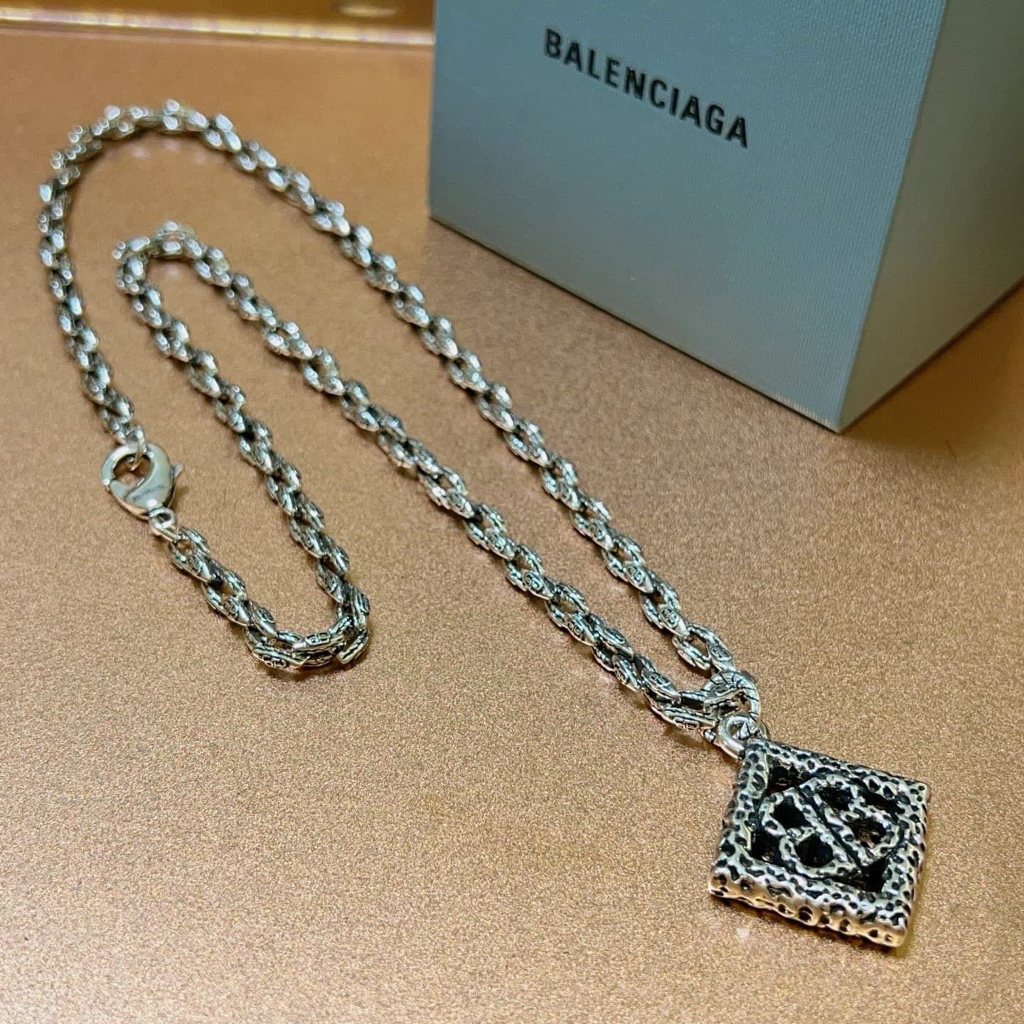 balenciaga-necklace_5_8.jpg