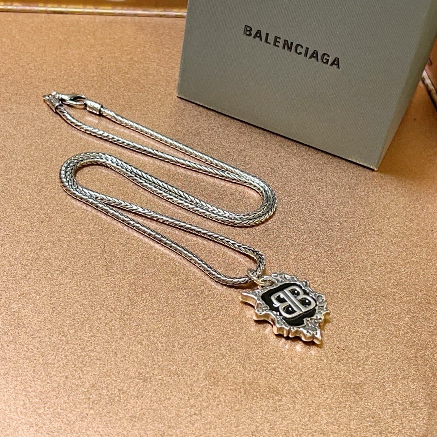 balenciaga-necklace_2_3.jpg