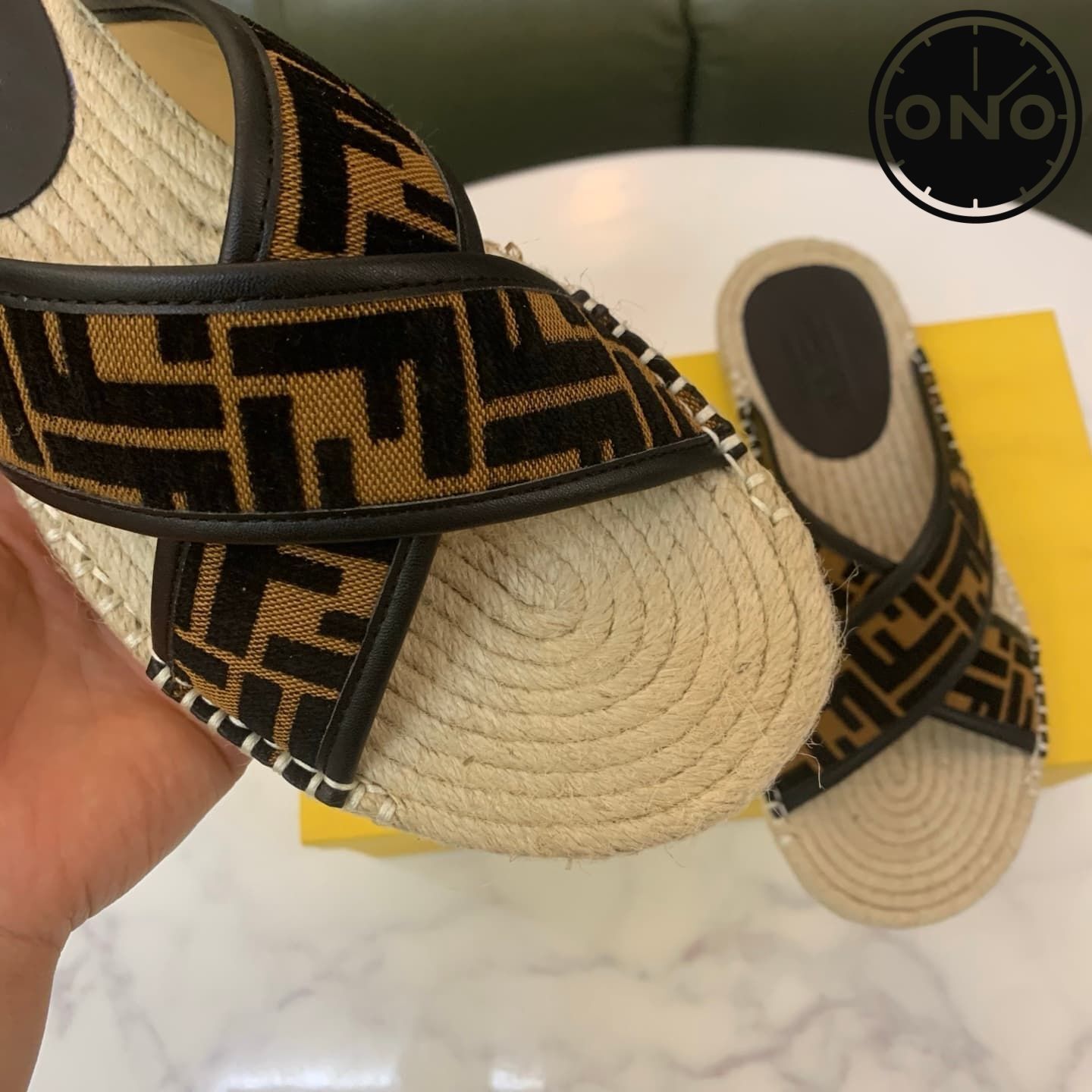 fendi-slippers_1_6.jpg