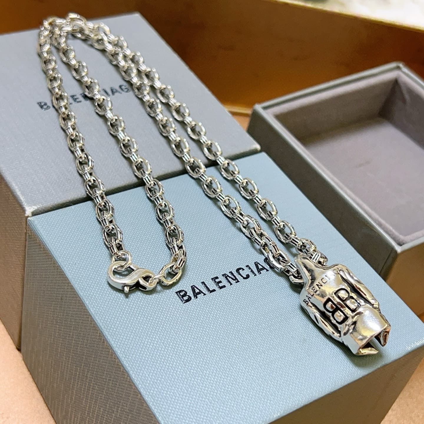 balenciaga-necklace_24_7.jpg